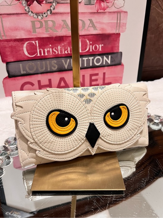 Wizarding World Of Harry Potter Handbags - Wizarding World Of Harry Potter Owl  Cream with Yellow Eye Accents clutch wallet